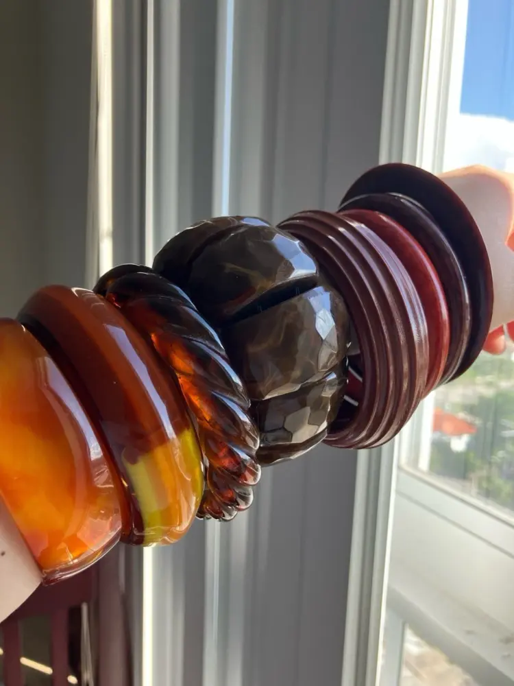 Why I'm Embracing the Bangle Bracelet Trend 1 Lot Of 8 Vintage Brown Amber Color Lucite Plastic Bangle Bracelets