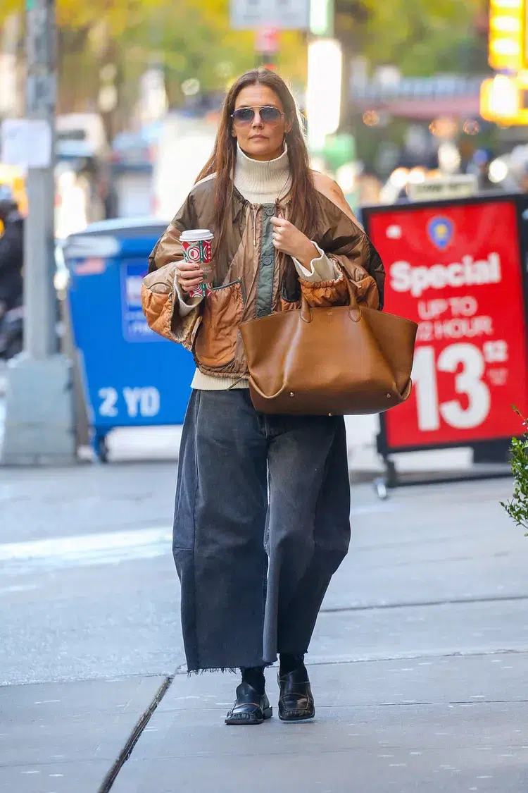 What Shoes Does One Wear with Barrel Jeans katie holmes in barrel jeans with loafers and socks
